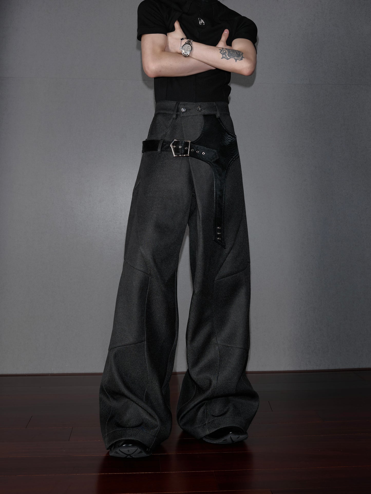 【25s Aug.】Structured Croc-Patch Wide-Leg Trousers