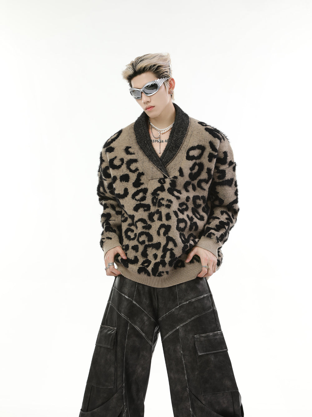 【24s Nov.】Contrast Leopard Print V-Neck Sweater ArtsKoreanMan