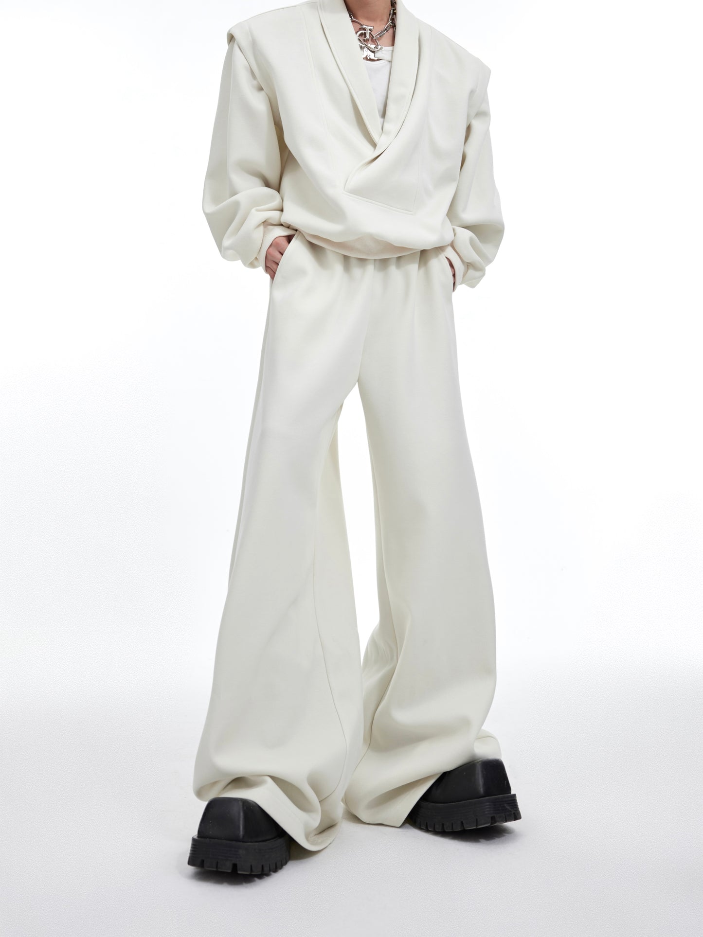 【24s January.】V-neck Metallic Embellished Sweatshirt Suit ArtsKoreanMan