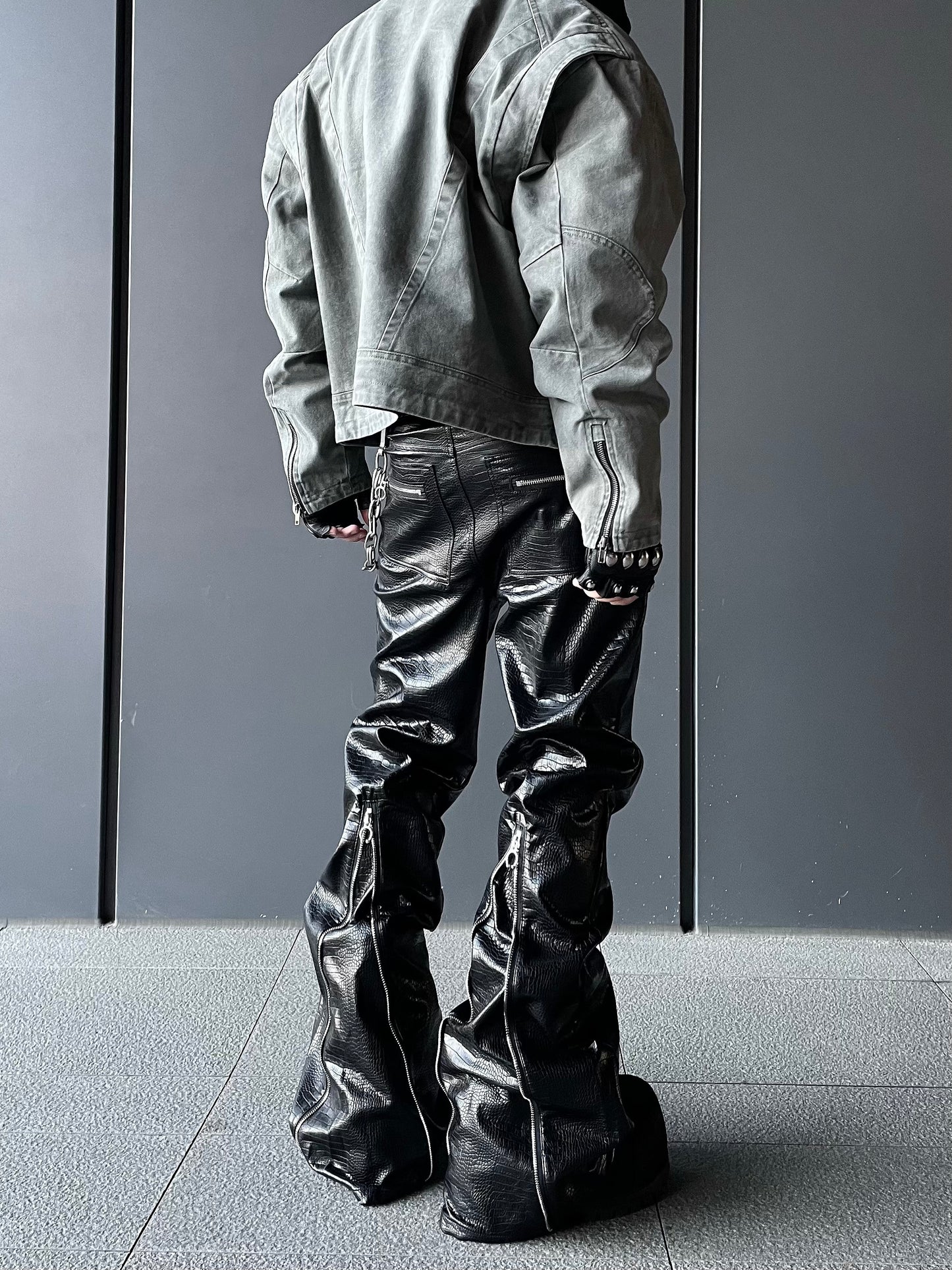 【25s Apr.】Zippered bootcut crocodile leather pants