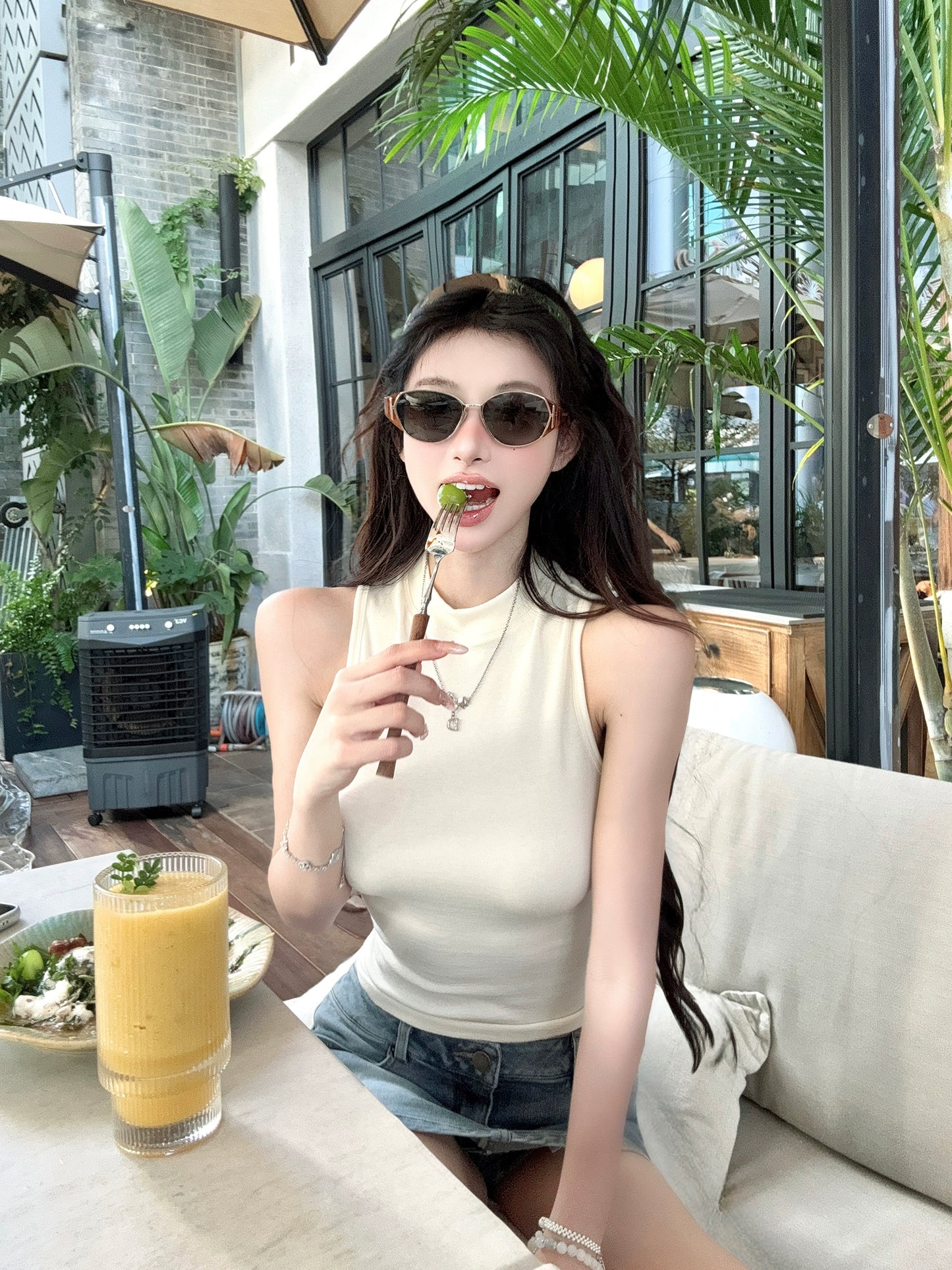 【25s Aug.】White Sleeveless High-Neck Knit Shoulder-Baring Top