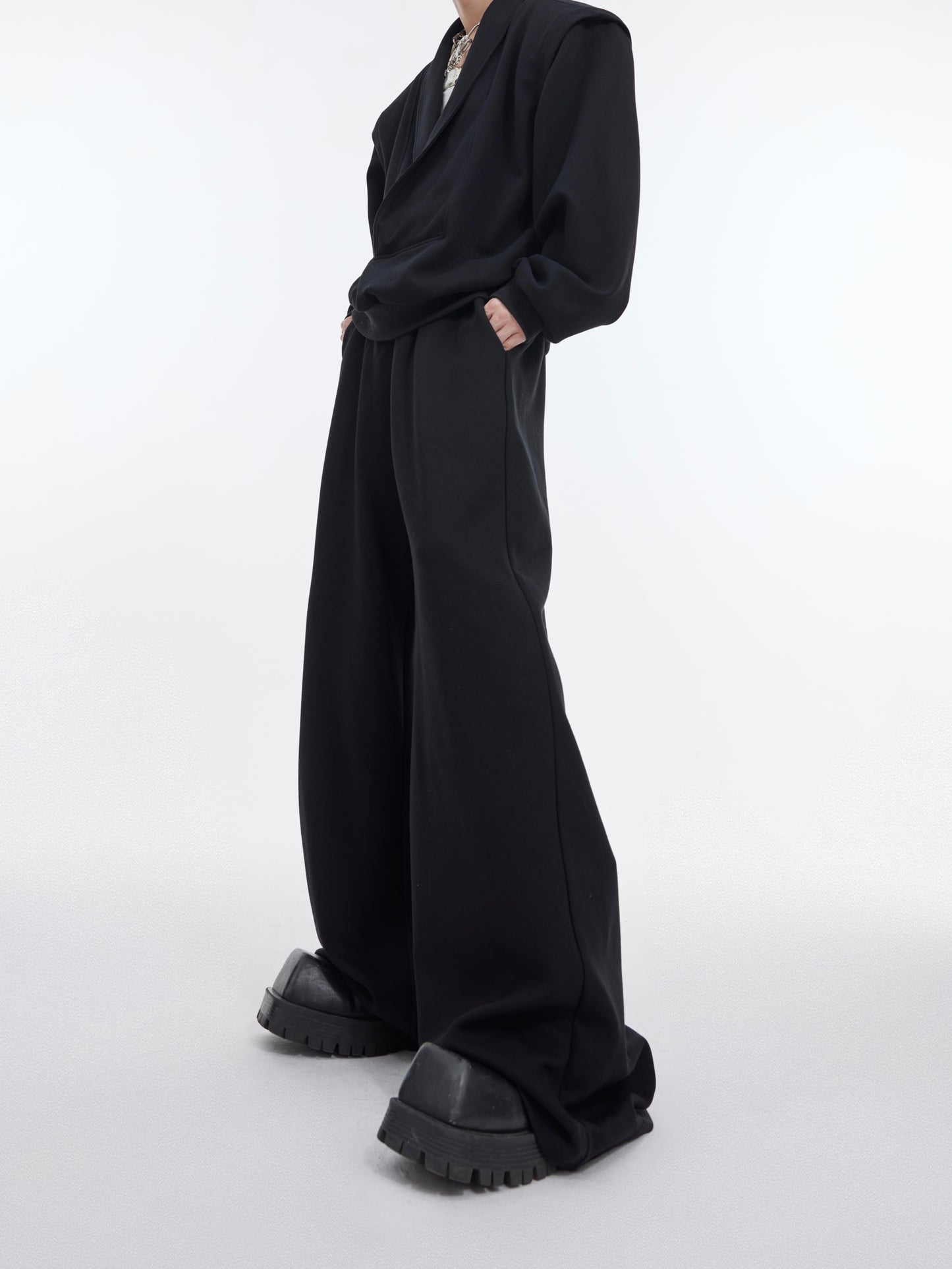 【24s January.】V-neck Metallic Embellished Sweatshirt Suit ArtsKoreanMan
