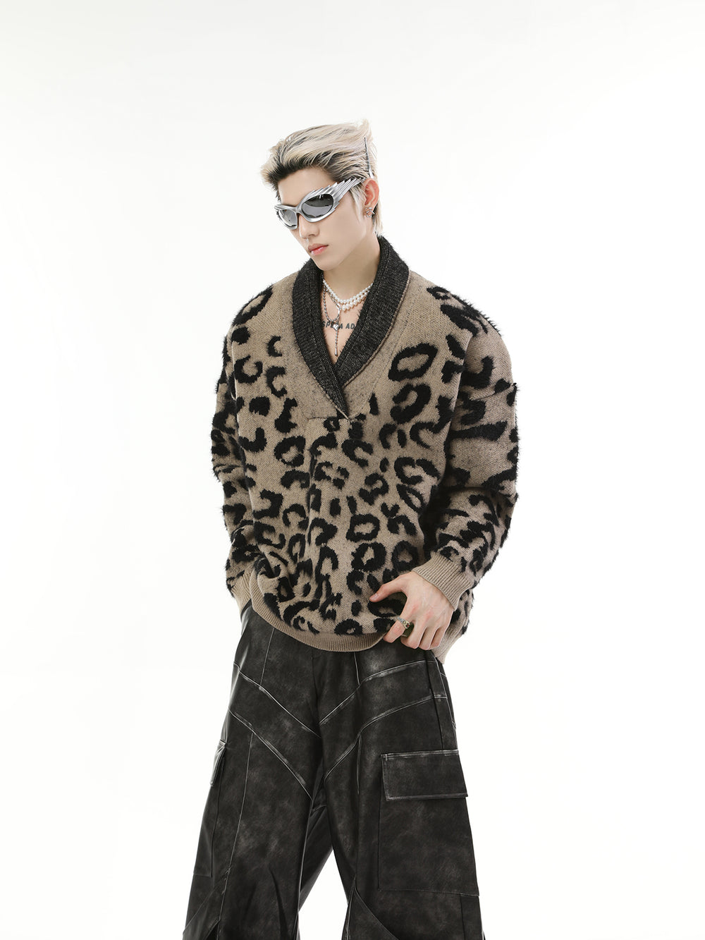 【24s Nov.】Contrast Leopard Print V-Neck Sweater ArtsKoreanMan