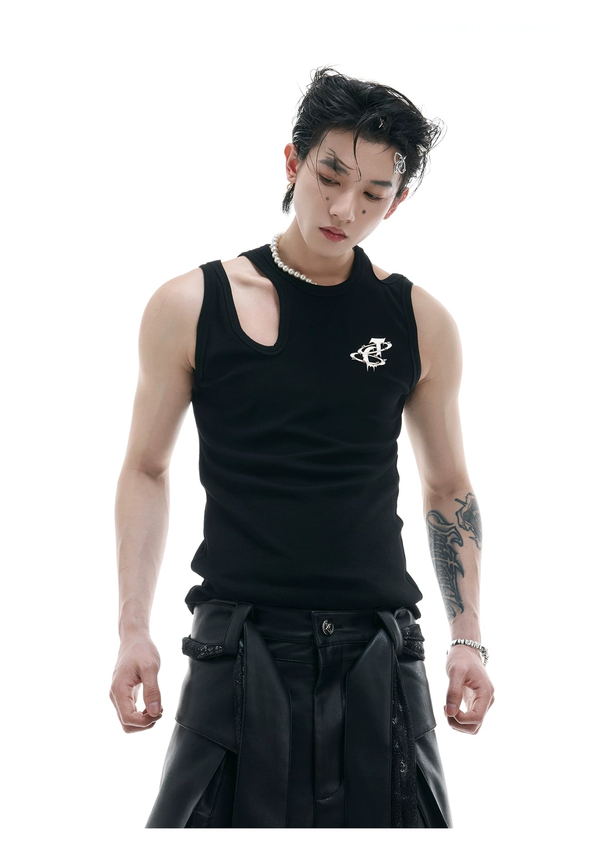 【25s Jun.】Cutout Fitted Tee with Metal Accents