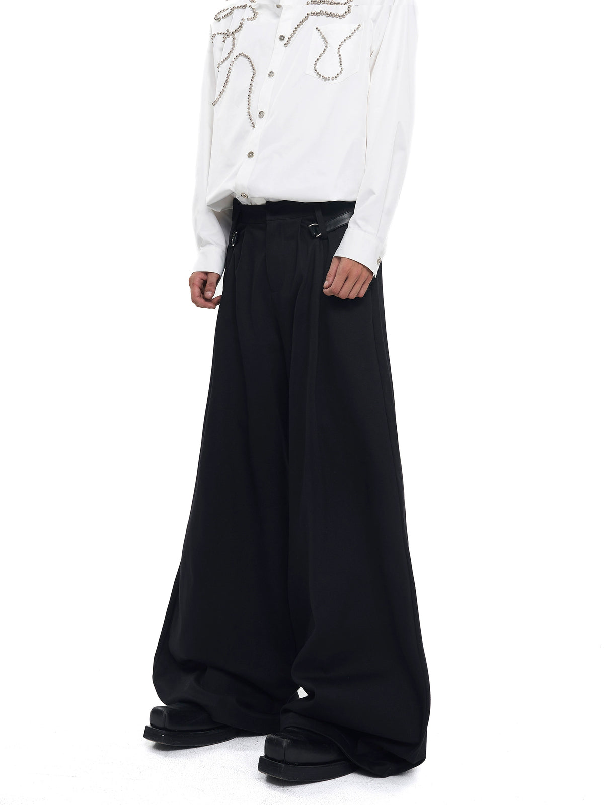 【25s Sep.】Red Wide-Leg Pants with Curved Blade Cut