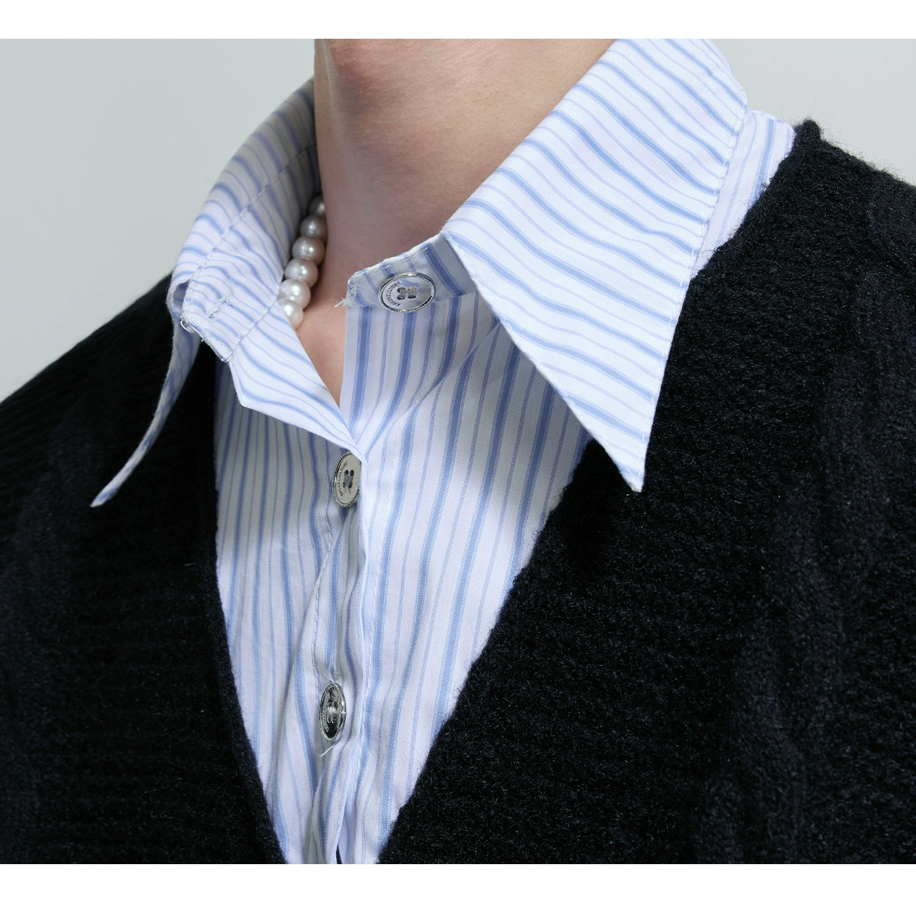 【25s Oct.】Shirt-paneled Button-down V-neck Sweater