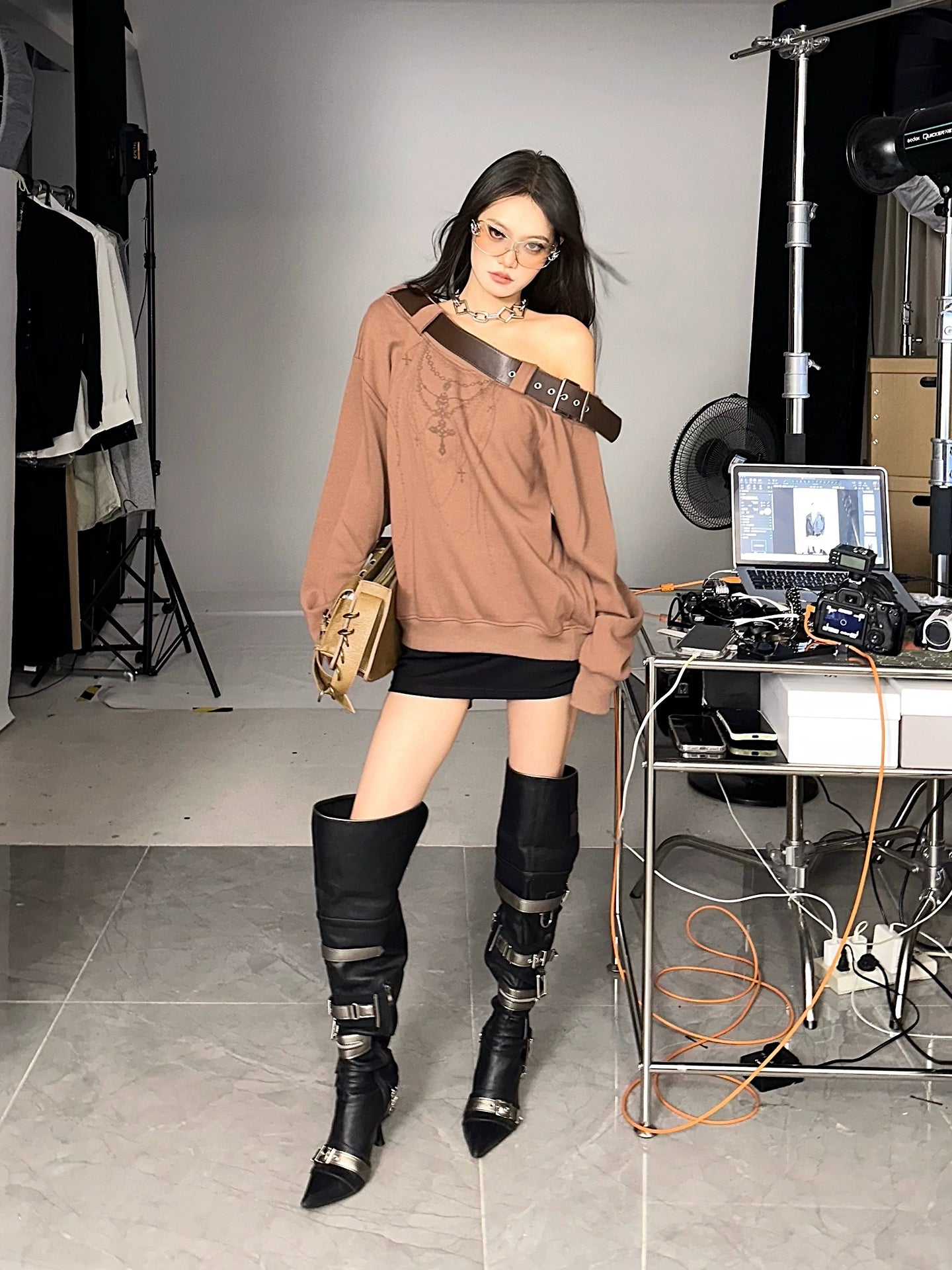【25s Sep.】Belt with Off-shoulder Lazy Style Sweatshirt