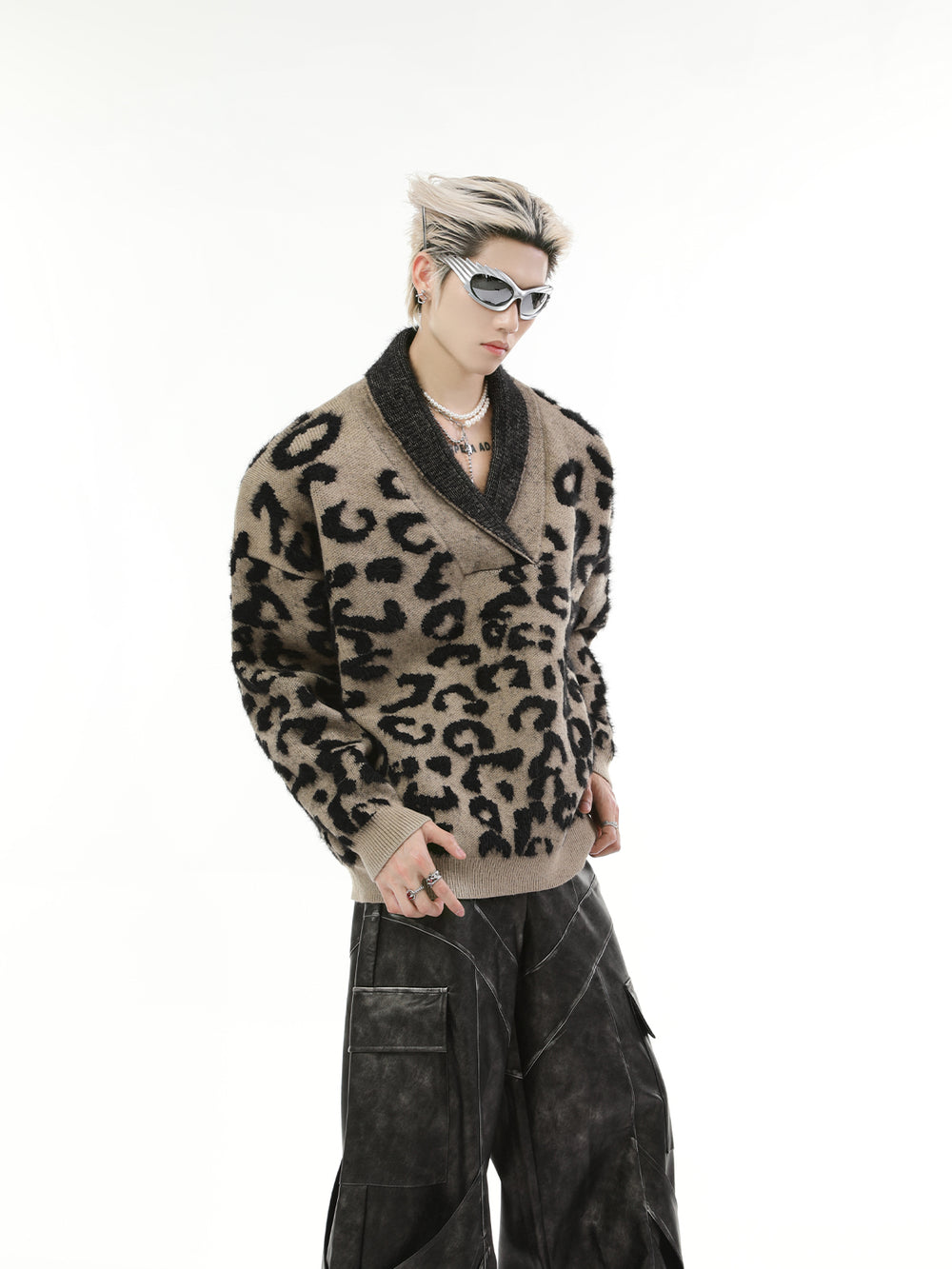 【24s Nov.】Contrast Leopard Print V-Neck Sweater ArtsKoreanMan