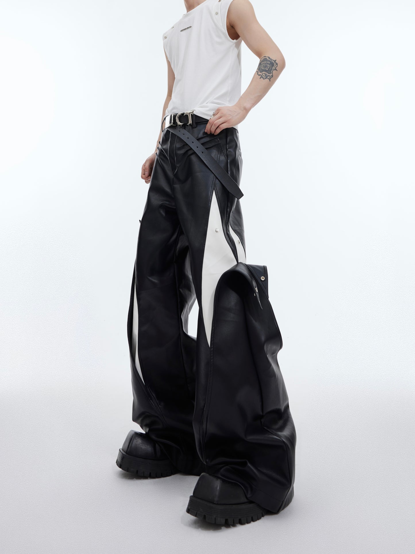 【24s February.】Metal Button Design Line Leather Pants