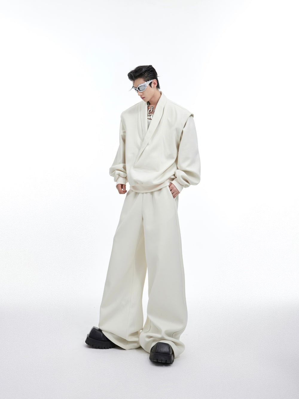 【24s January.】V-neck Metallic Embellished Sweatshirt Suit ArtsKoreanMan