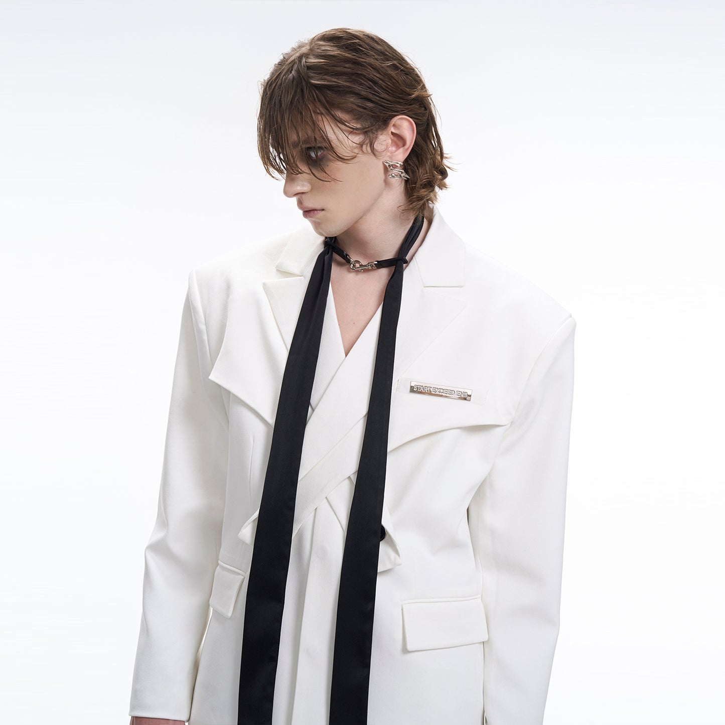 【25s Mar.】White Tailored Blazer with Metal Logo and Structured Shoulders